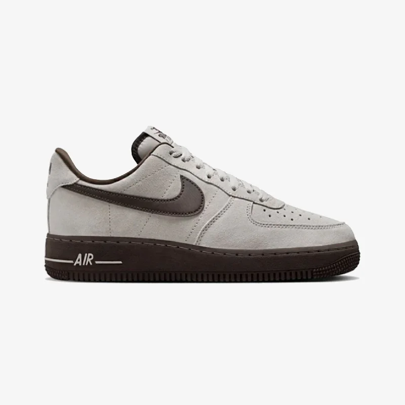 NIKE | WMN'S AIR FORCE 1 '07 { LT OREWOOD BRN/BAROQUE BROWN