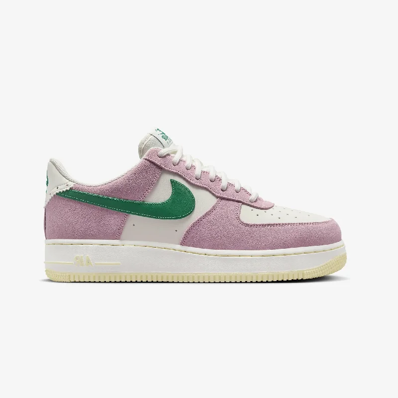 Nike | AIR FORCE 1 '07 LV8 { SAIL/MALACHITE-MED SOFT PINK-ALABASTER